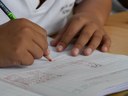 enfant écrit dans cahier