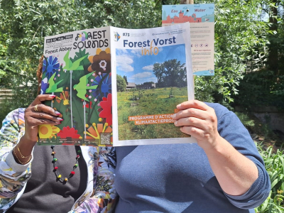 twee vrouwen lezen het gemeenteblad