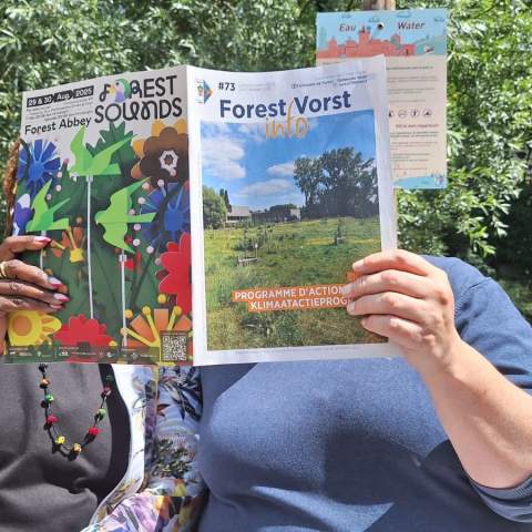 deux femmes lisent le journal