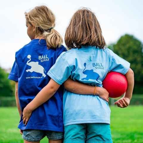 deux enfants tenant un ballon